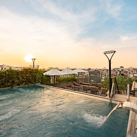Grand Hotel Du Lac ハノイ市 エクステリア 写真 Rooftop pool at the hotel