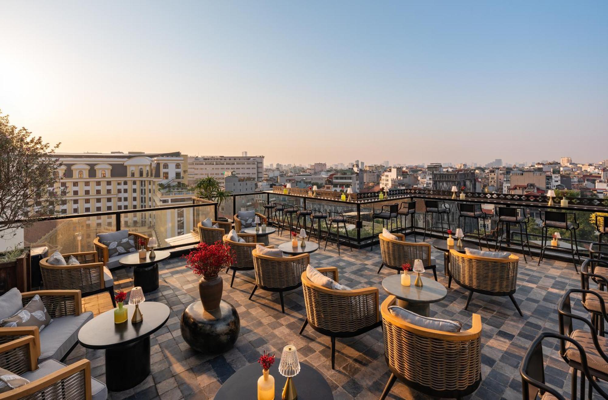 Grand Hotel Du Lac ハノイ市 エクステリア 写真 Rooftop bar at the hotel