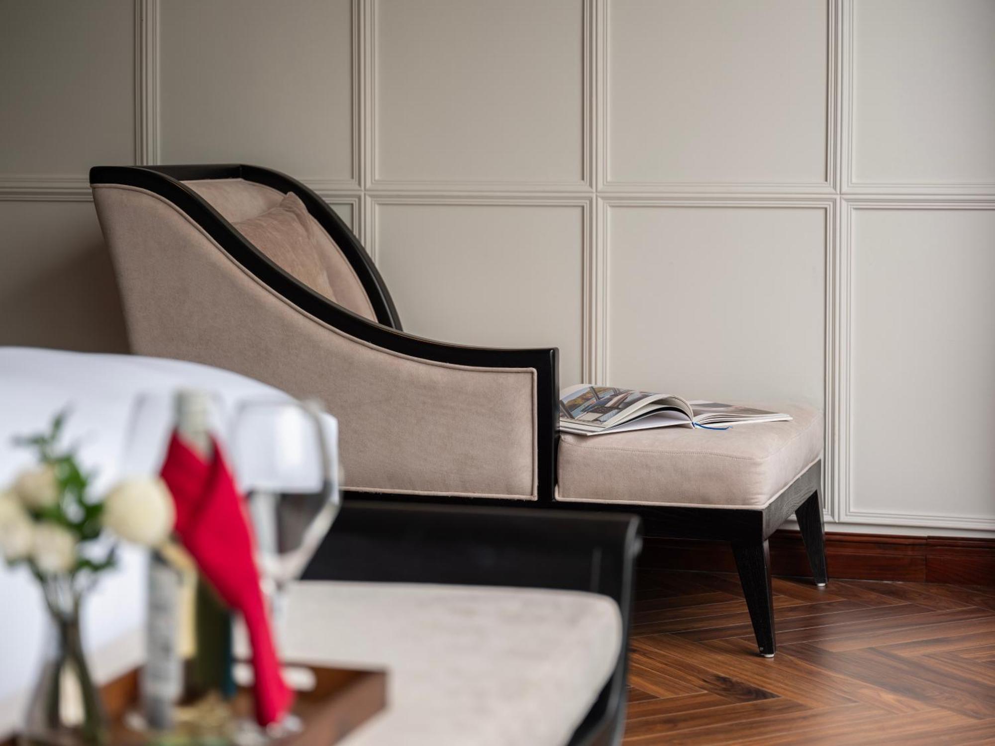 Grand Hotel Du Lac ハノイ市 エクステリア 写真 A chaise longue