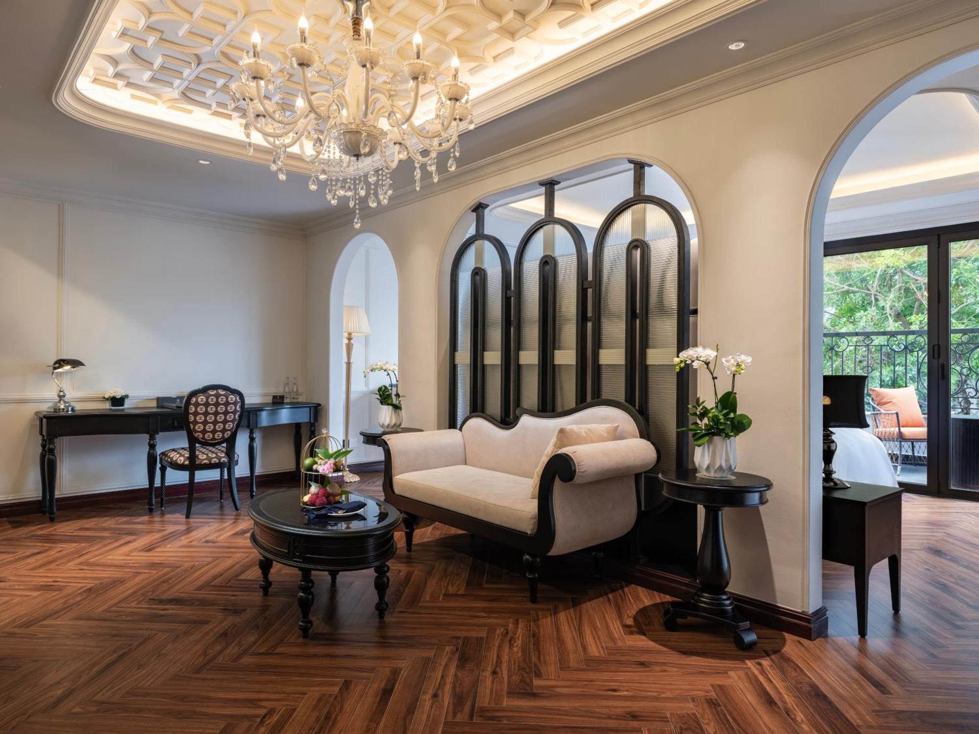 Grand Hotel Du Lac ハノイ市 エクステリア 写真 The living room of a suite at the Mandarin Oriental, Bangkok