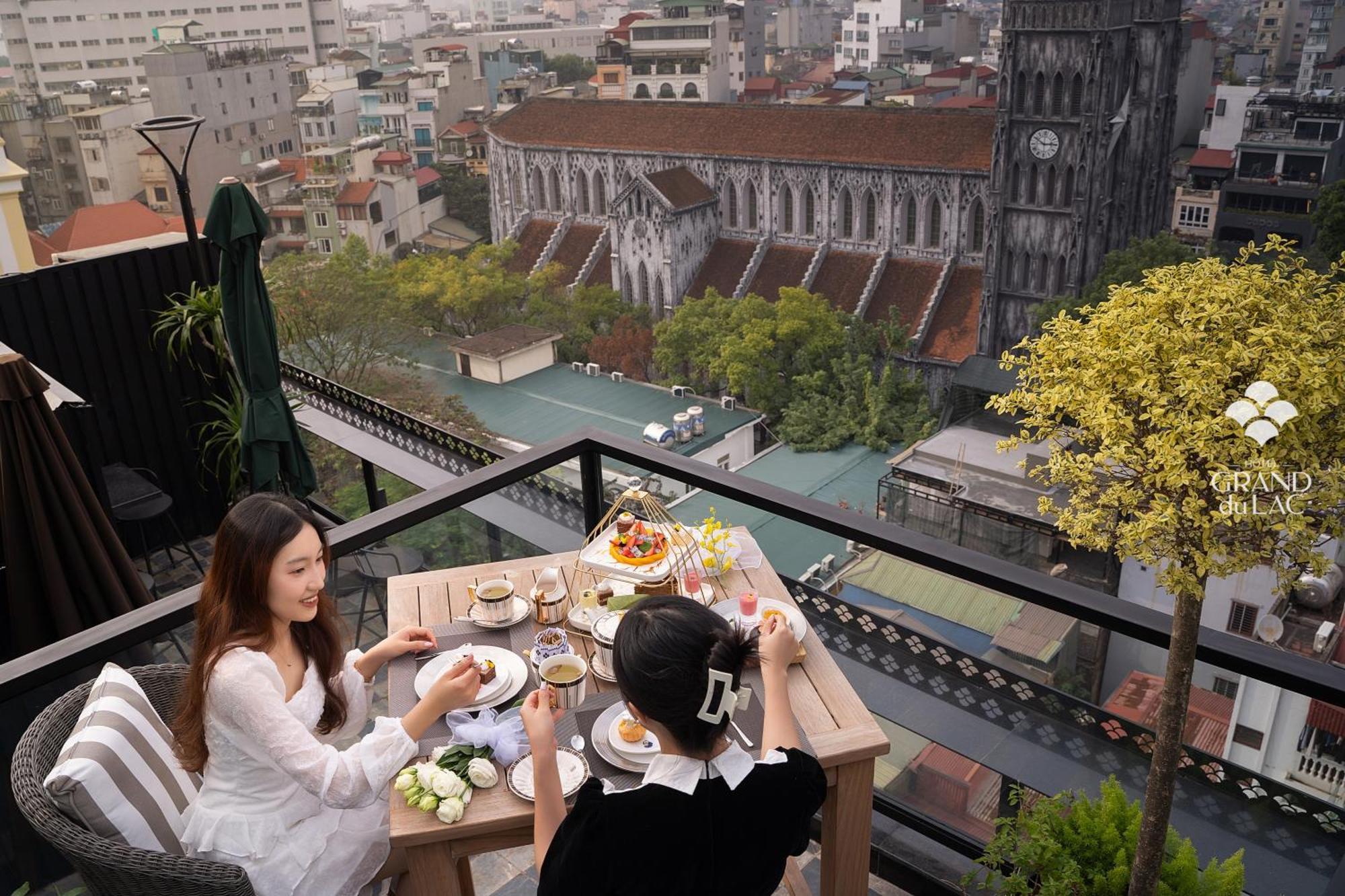 Grand Hotel Du Lac ハノイ市 エクステリア 写真 The view of the Saigon River from the rooftop bar