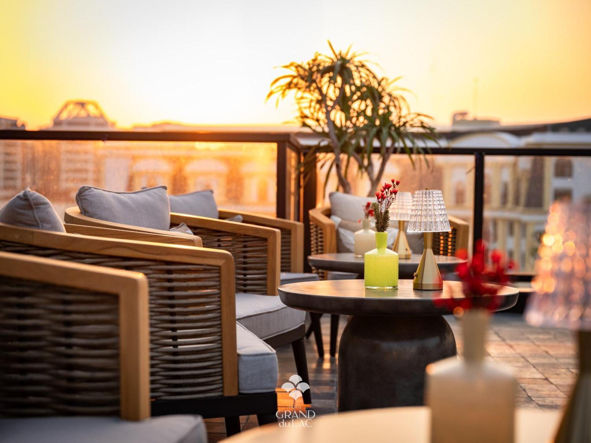 Grand Hotel Du Lac ハノイ市 エクステリア 写真 The Terrace at the Hotel