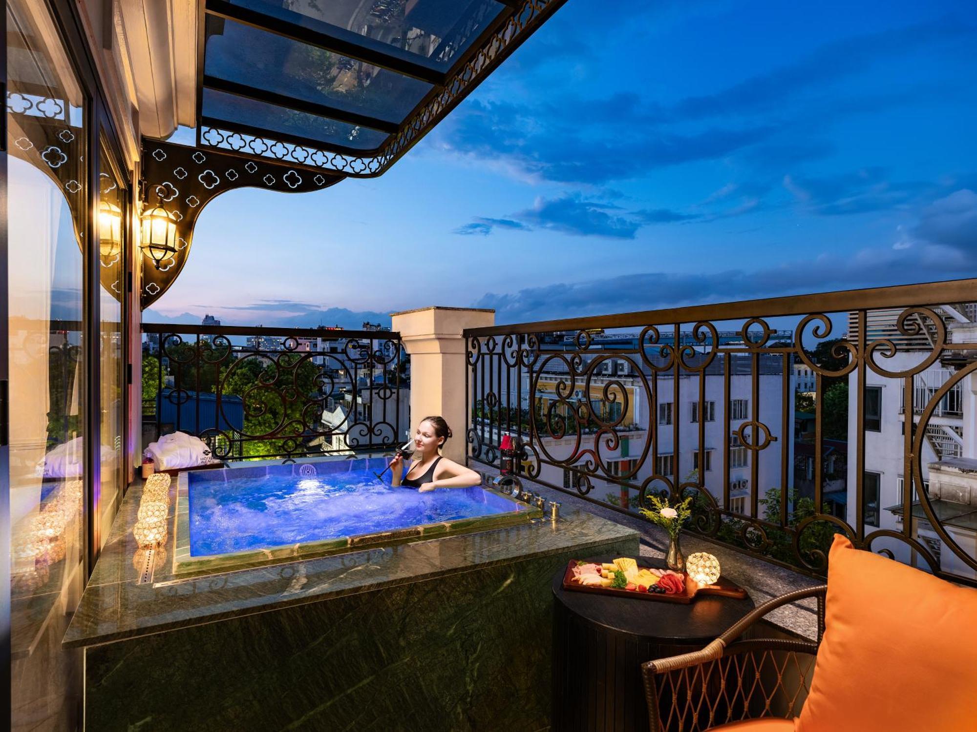 Grand Hotel Du Lac ハノイ市 エクステリア 写真 The hotel's rooftop pool