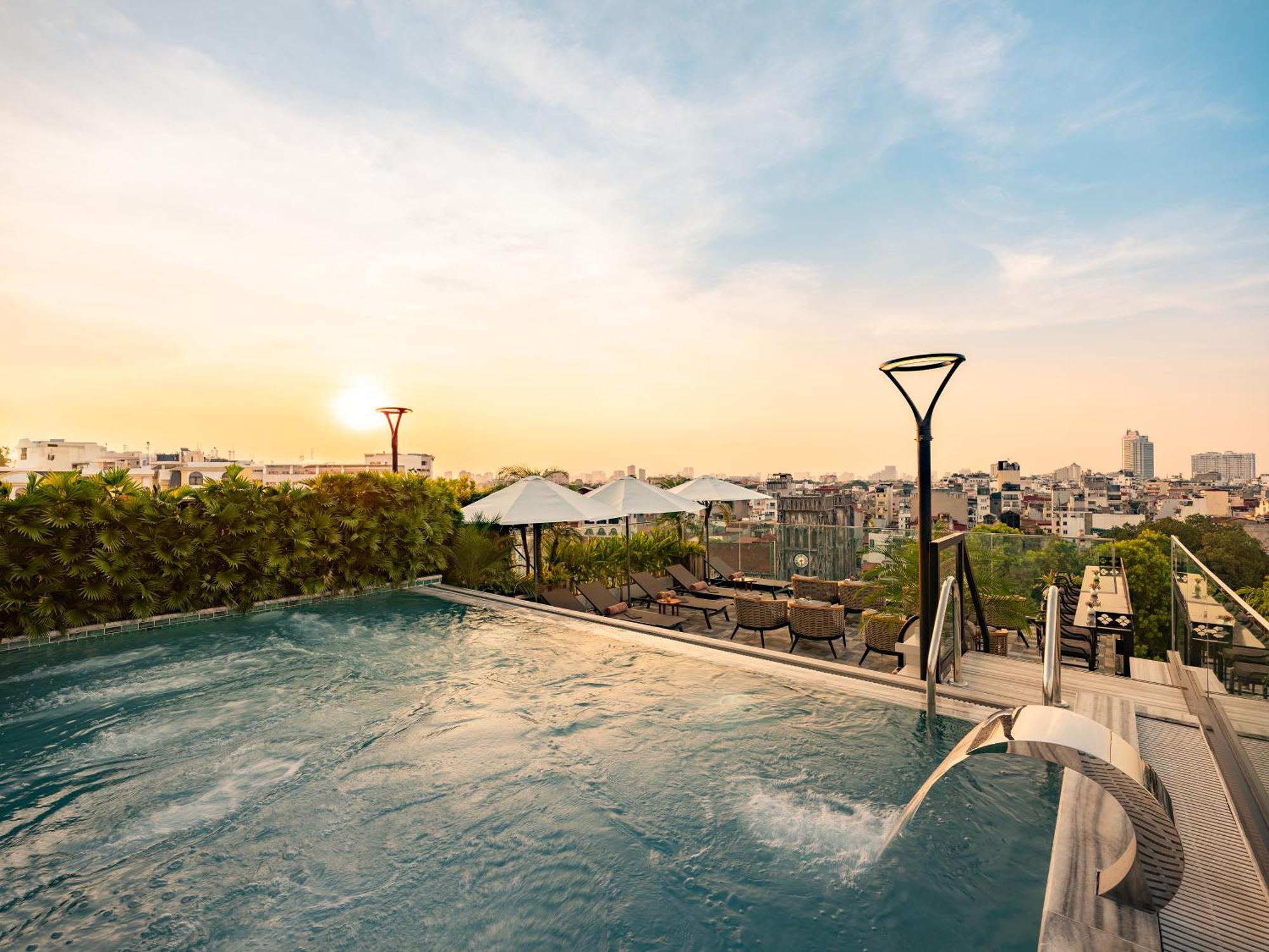 Grand Hotel Du Lac ハノイ市 エクステリア 写真 Rooftop pool at the hotel