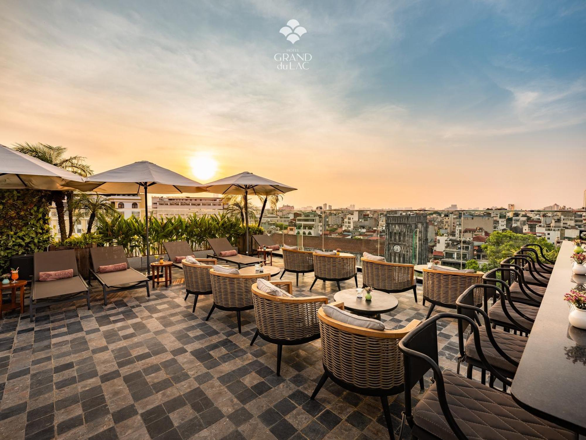 Grand Hotel Du Lac ハノイ市 エクステリア 写真 The 1980s rooftop bar